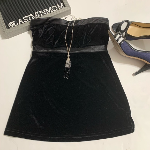 🆕Black Velvet Strapless top Size (Juniors M)‼️ - Picture 2 of 8